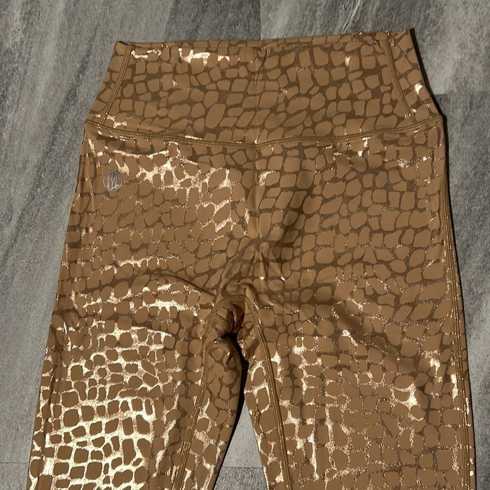 Til You Collapse Moxie Criss Cross Leggings - Cashmere Large Leopard Embossed - Picture 11 of 12